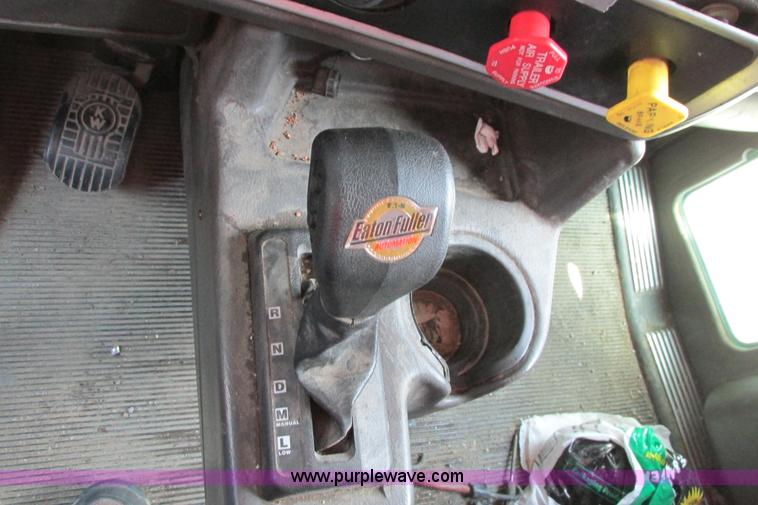 image for item H2130 2007 Kenworth T600 semi truck