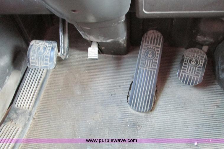 image for item H2130 2007 Kenworth T600 semi truck