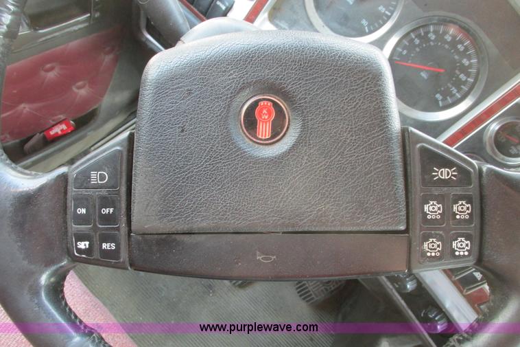 image for item H2130 2007 Kenworth T600 semi truck