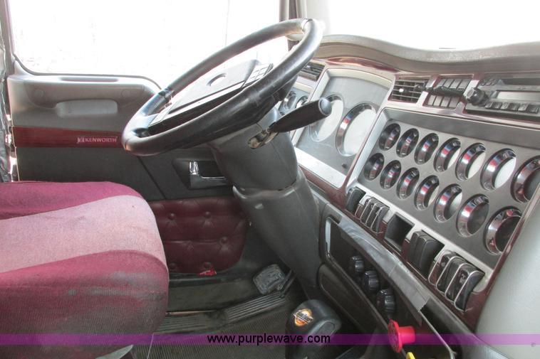 image for item H2130 2007 Kenworth T600 semi truck
