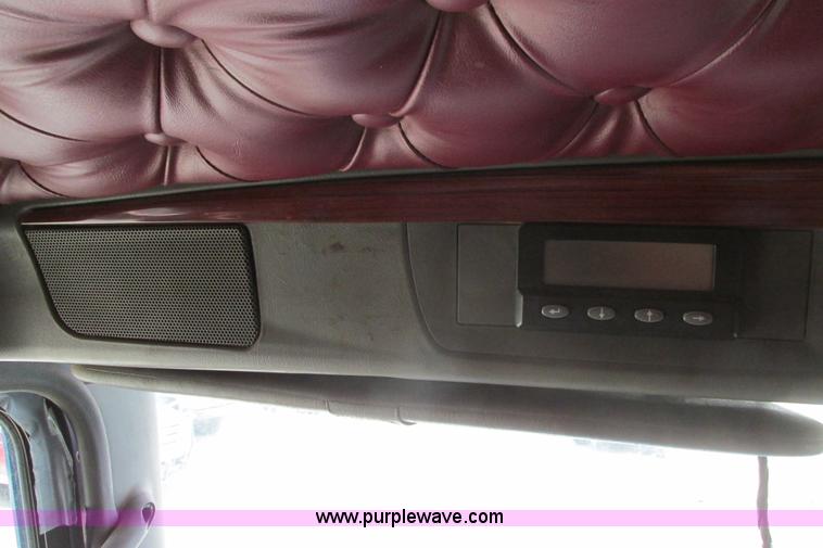 image for item H2130 2007 Kenworth T600 semi truck