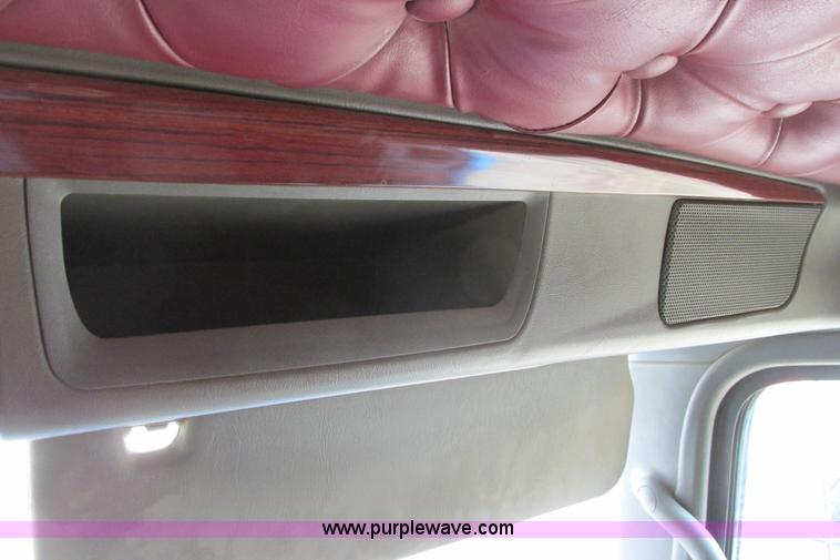 image for item H2130 2007 Kenworth T600 semi truck