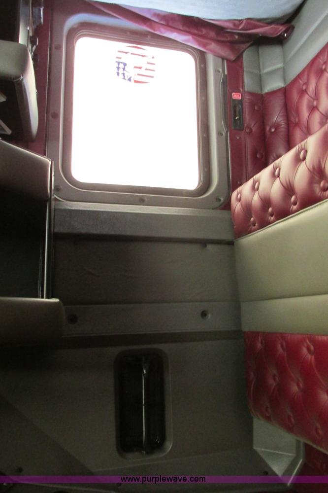 image for item H2130 2007 Kenworth T600 semi truck