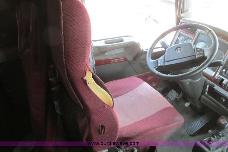 image for item H2130 2007 Kenworth T600 semi truck