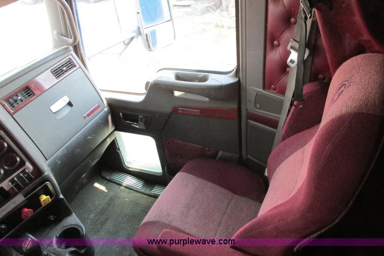 image for item H2130 2007 Kenworth T600 semi truck