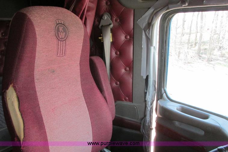 image for item H2130 2007 Kenworth T600 semi truck