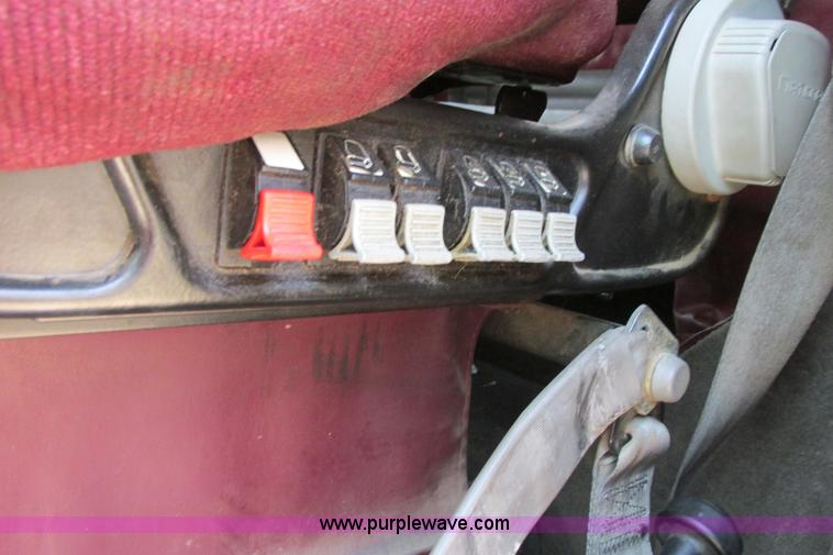 image for item H2130 2007 Kenworth T600 semi truck