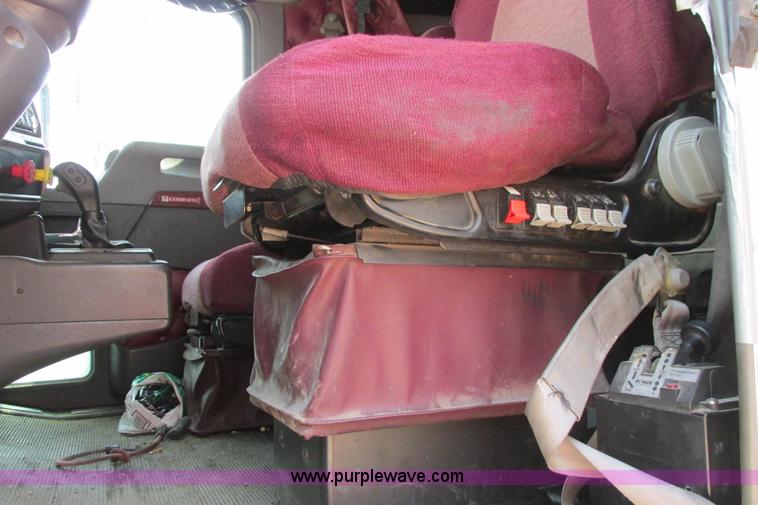 image for item H2130 2007 Kenworth T600 semi truck