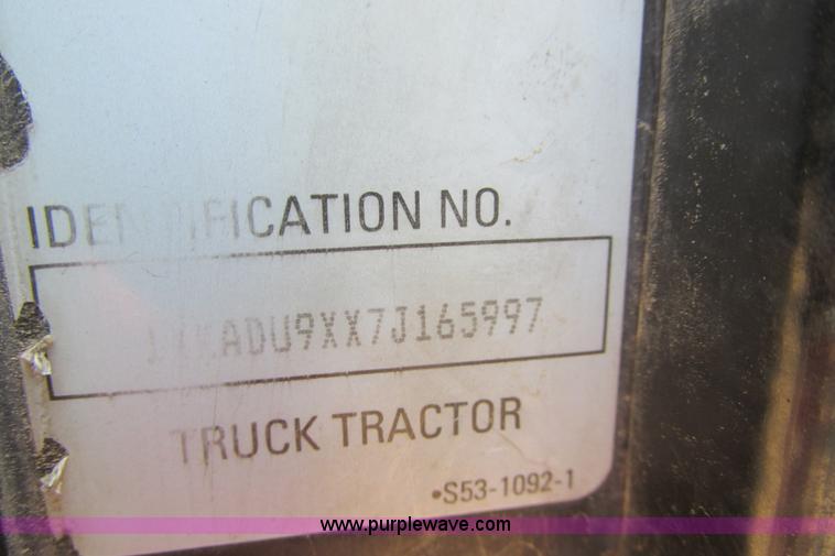 image for item H2130 2007 Kenworth T600 semi truck