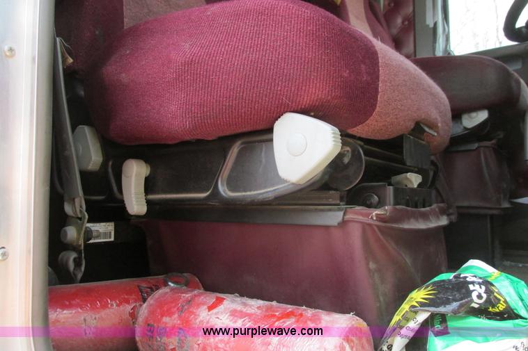 image for item H2130 2007 Kenworth T600 semi truck