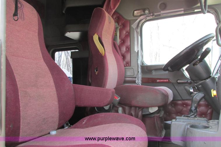 image for item H2130 2007 Kenworth T600 semi truck