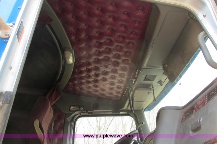 image for item H2130 2007 Kenworth T600 semi truck