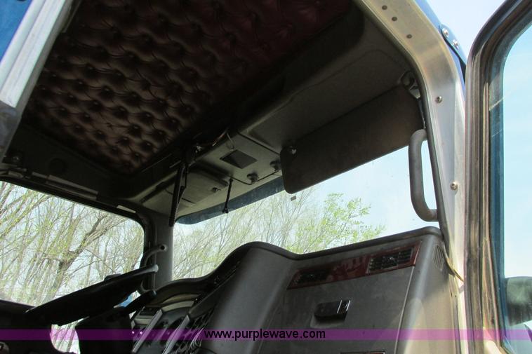 image for item H2130 2007 Kenworth T600 semi truck