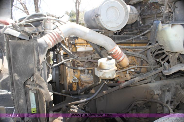 image for item H2130 2007 Kenworth T600 semi truck