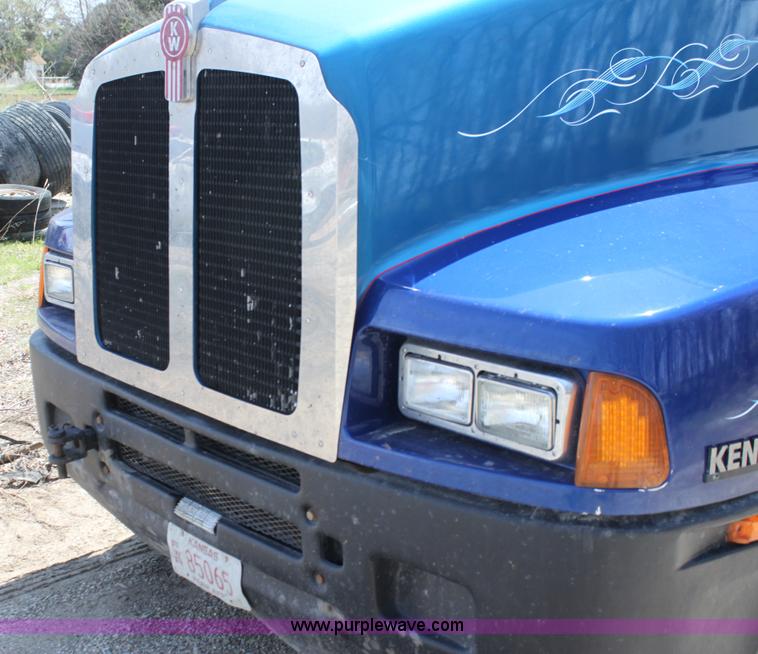 image for item H2130 2007 Kenworth T600 semi truck