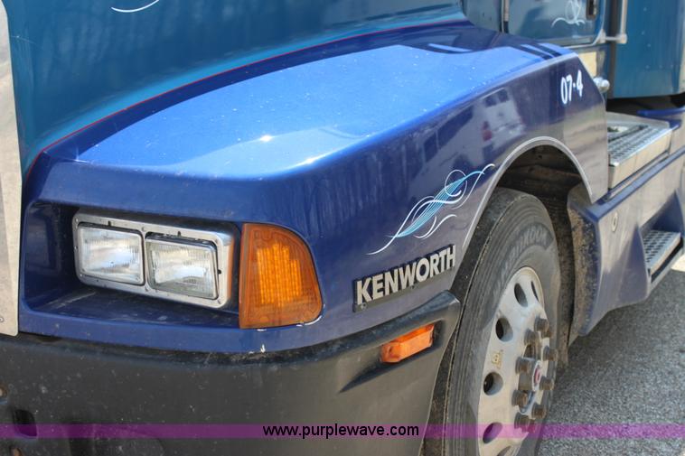 image for item H2130 2007 Kenworth T600 semi truck