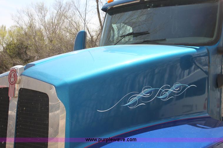 image for item H2130 2007 Kenworth T600 semi truck