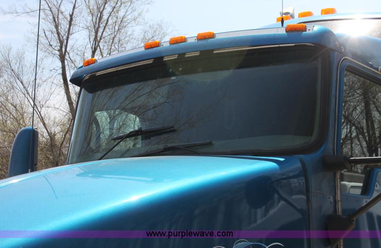 image for item H2130 2007 Kenworth T600 semi truck