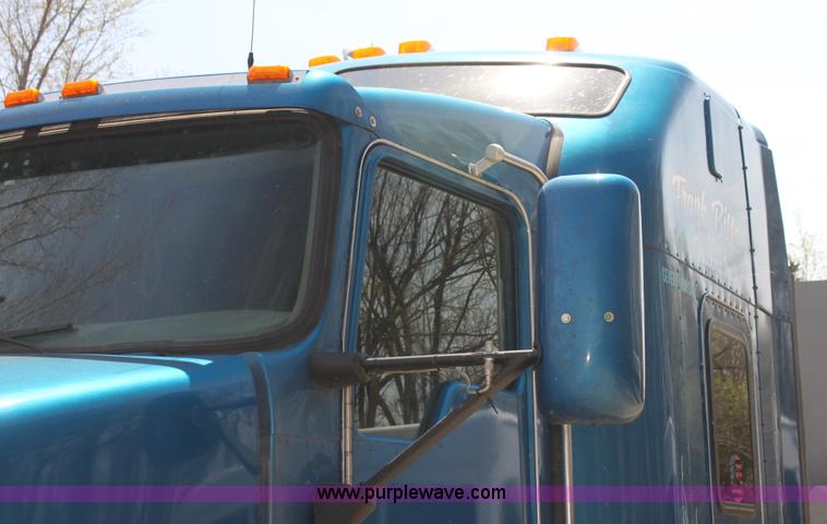 image for item H2130 2007 Kenworth T600 semi truck