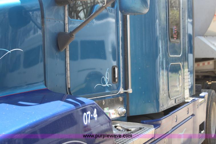 image for item H2130 2007 Kenworth T600 semi truck