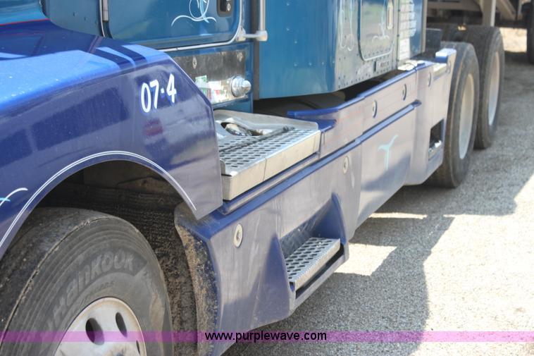 image for item H2130 2007 Kenworth T600 semi truck