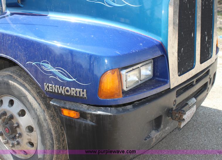 image for item H2130 2007 Kenworth T600 semi truck