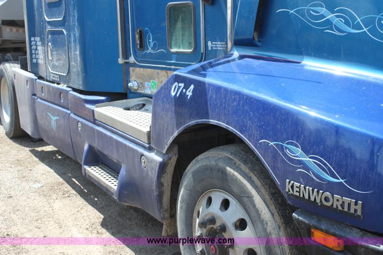 image for item H2130 2007 Kenworth T600 semi truck