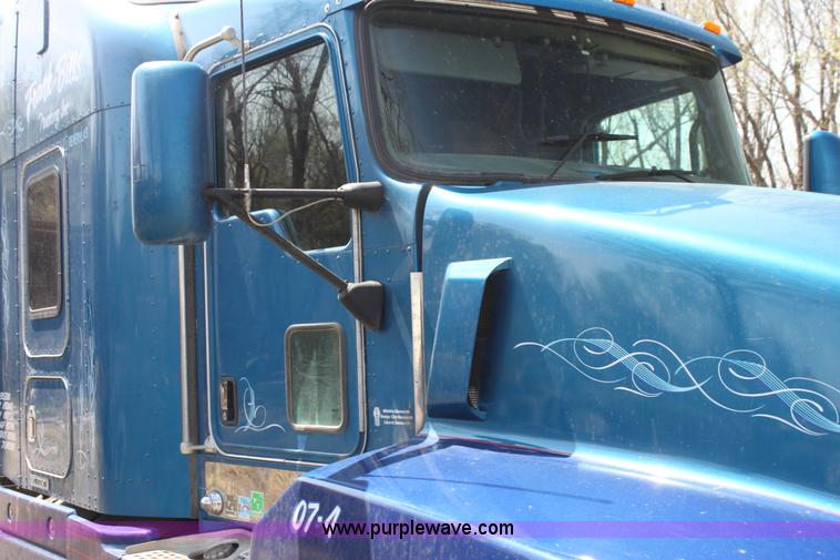 image for item H2130 2007 Kenworth T600 semi truck