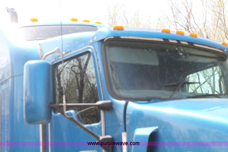 image for item H2130 2007 Kenworth T600 semi truck