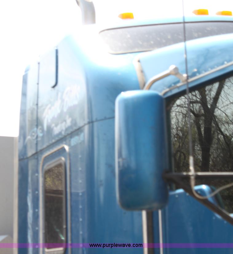 image for item H2130 2007 Kenworth T600 semi truck