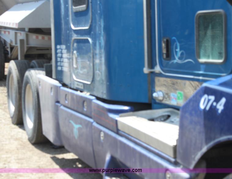 image for item H2130 2007 Kenworth T600 semi truck