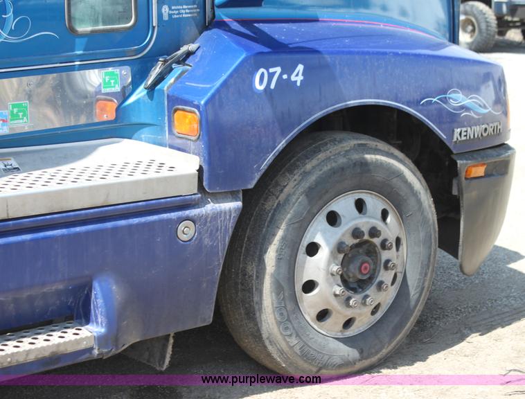 image for item H2130 2007 Kenworth T600 semi truck