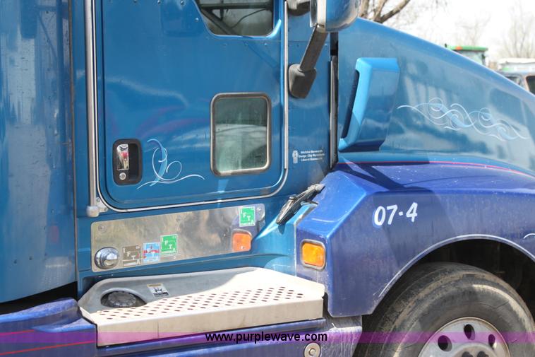 image for item H2130 2007 Kenworth T600 semi truck