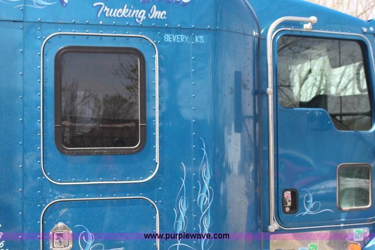 image for item H2130 2007 Kenworth T600 semi truck