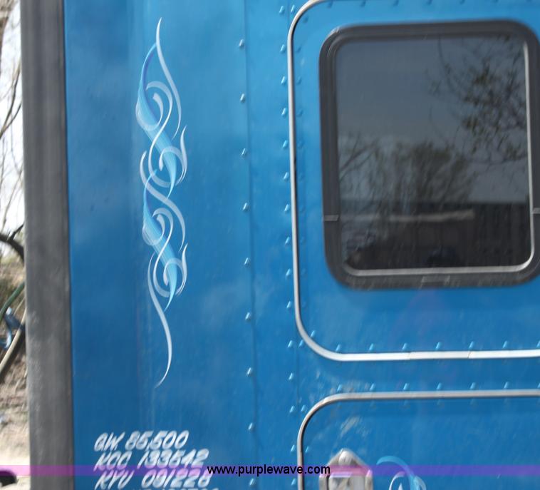 image for item H2130 2007 Kenworth T600 semi truck