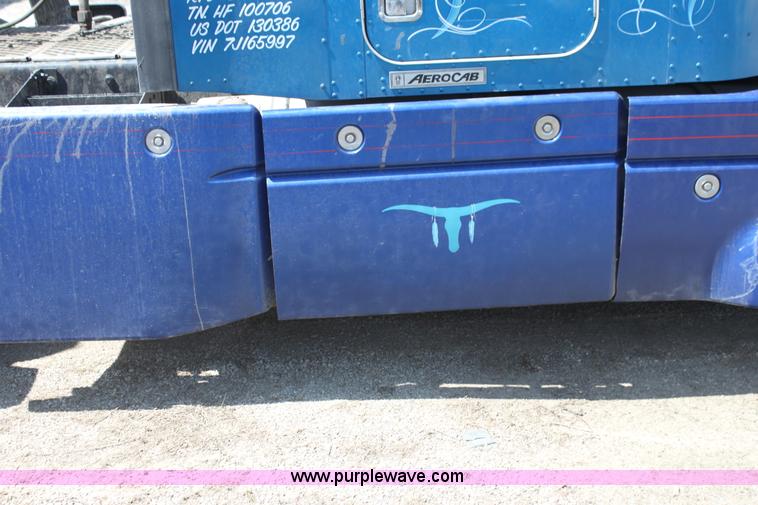 image for item H2130 2007 Kenworth T600 semi truck