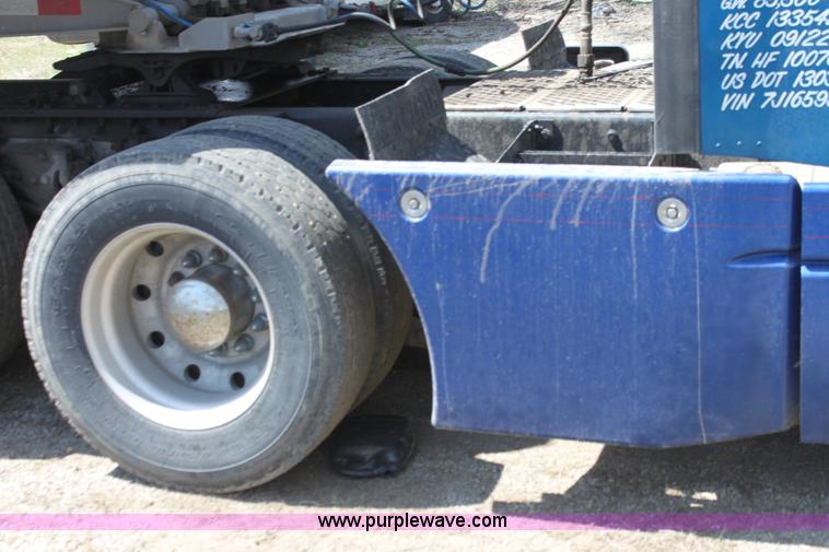 image for item H2130 2007 Kenworth T600 semi truck