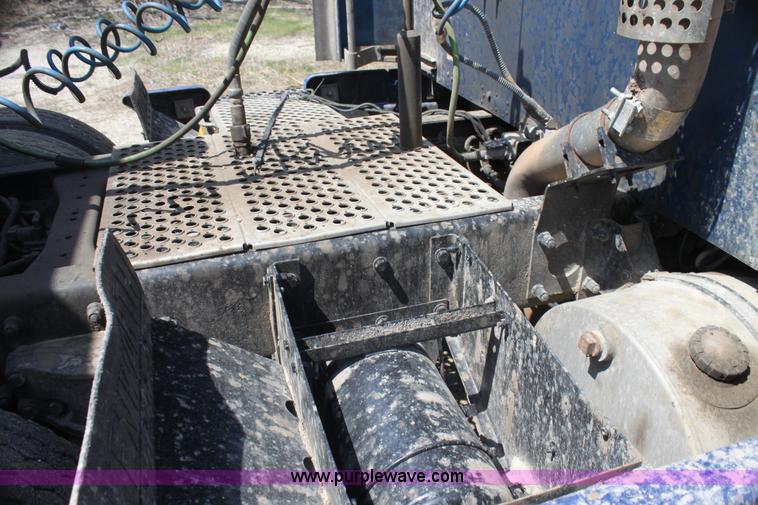 image for item H2130 2007 Kenworth T600 semi truck