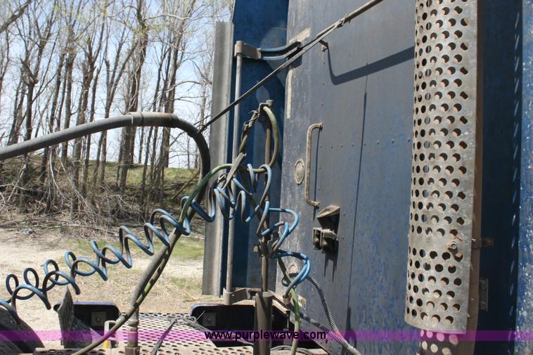 image for item H2130 2007 Kenworth T600 semi truck