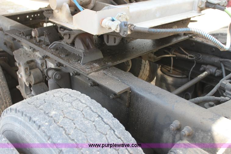 image for item H2130 2007 Kenworth T600 semi truck