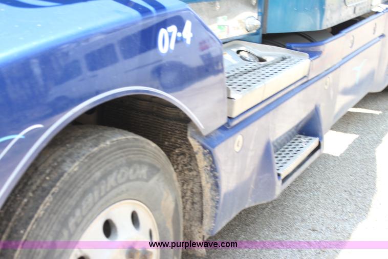 image for item H2130 2007 Kenworth T600 semi truck