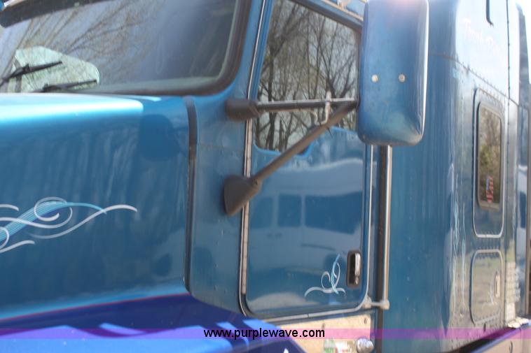 image for item H2130 2007 Kenworth T600 semi truck