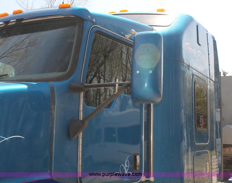 image for item H2130 2007 Kenworth T600 semi truck