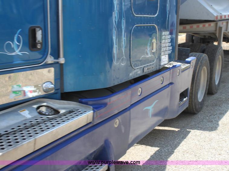 image for item H2130 2007 Kenworth T600 semi truck