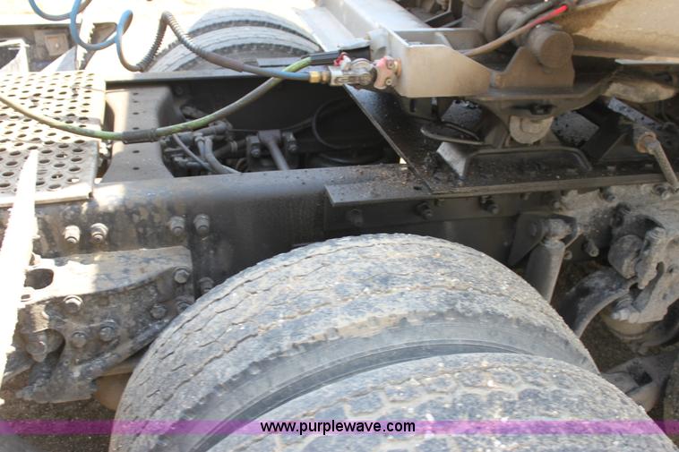 image for item H2130 2007 Kenworth T600 semi truck