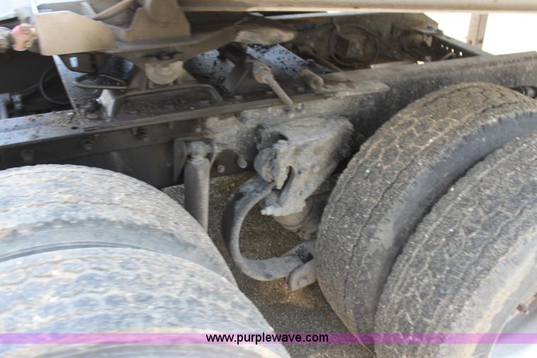 image for item H2130 2007 Kenworth T600 semi truck