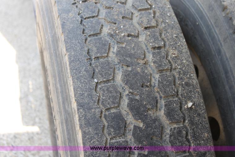 image for item H2130 2007 Kenworth T600 semi truck