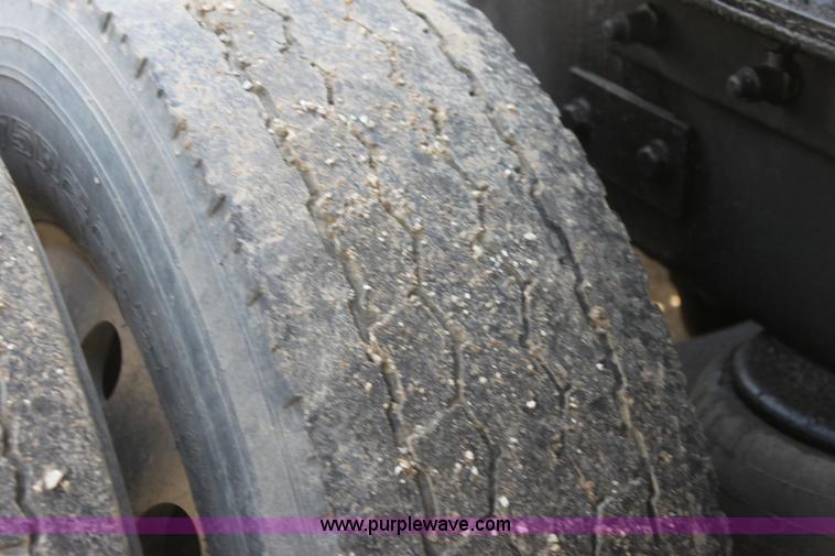 image for item H2130 2007 Kenworth T600 semi truck