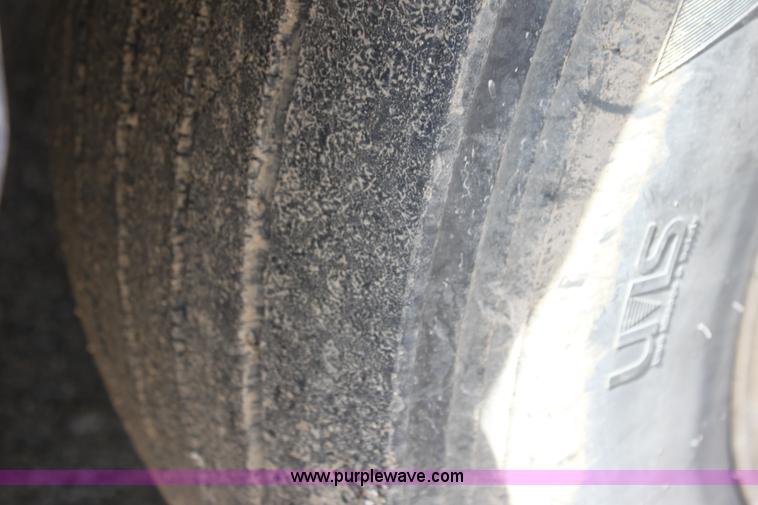 image for item H2130 2007 Kenworth T600 semi truck