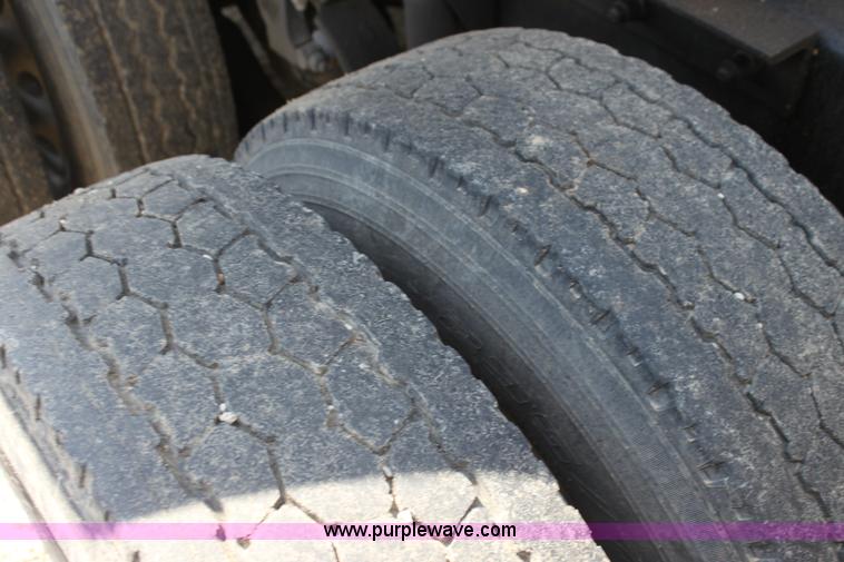 image for item H2130 2007 Kenworth T600 semi truck